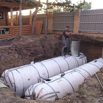 Автономная Газификация Дома в Сибири: Установка Газгольдеров в России Установка автономной системы газоснабжения (АГС), как показано на фото, включает земляные работы, монтаж резервуара на бетонном основании и прокладку газопровода ниже уровня промерзания грунта. Все работы выполняются квалифицированными специалистами с соблюдением российских стандартов.