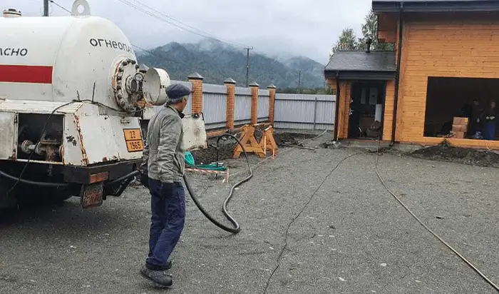 Заправка газгольдера в Сибирском Федеральном округе. Процес заправки газгольдера системы автономного газового отопления